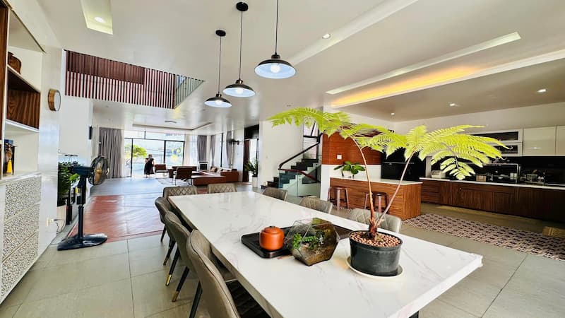 Bán nhà phố Phú Xá 120m2, mặt tiền khủng, ngõ ô tô thông, tặng nội thất tiền tỉ - phòng khách