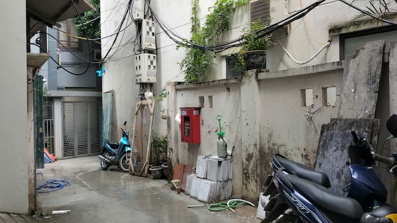 Bán Tòa Nhà Ngõ 87 Trịnh Công Sơn trước nhà thoáng