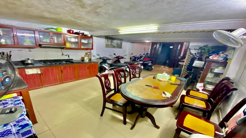 bán nhà ngõ 569 Lạc Long Quân bếp rộng