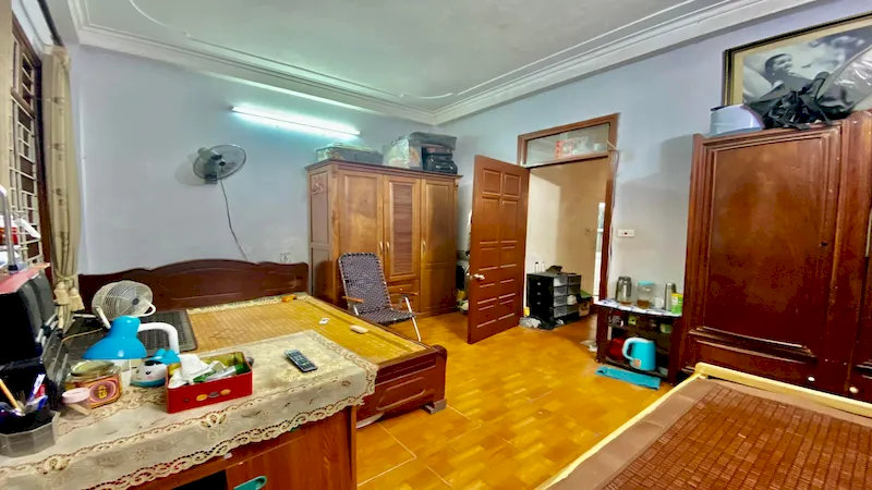 bán nhà ngõ 569 Lạc Long Quân phòng ngủ rộng