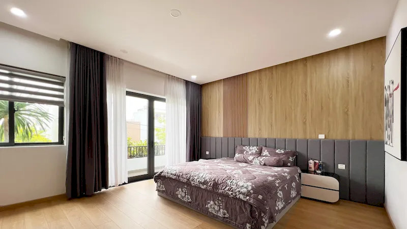 Bán nhà ngõ 565 Lạc Long Quân có ban công, phòng ngủ thoáng