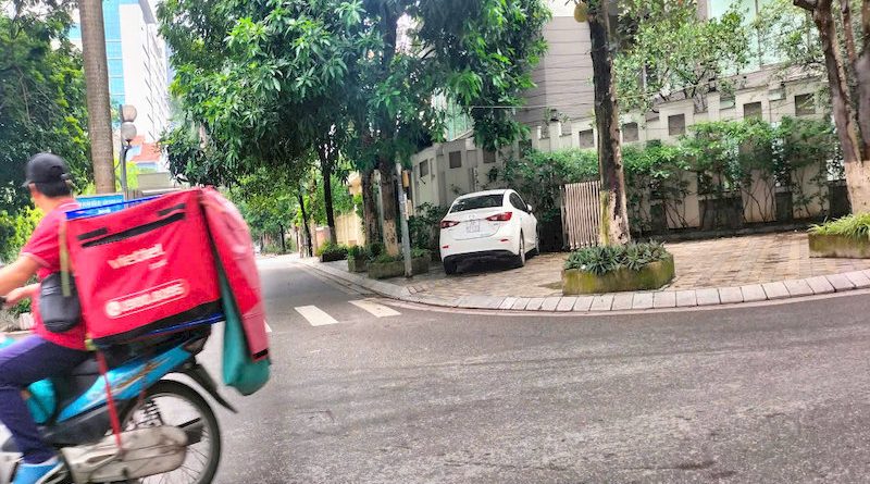 Bán nhà ngõ 565 Lạc Long Quân ngõ rộng