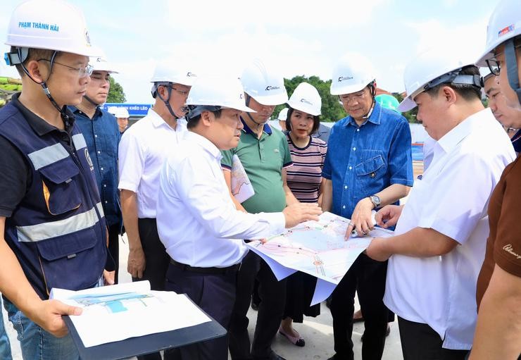 Chủ tịch UBND TP. Hà Nội Vũ Đại Thắng nghe báo cáo tiến độ thu hồi đất tại Tây Hồ của các dự án. Ảnh Thời báo Tài Chính