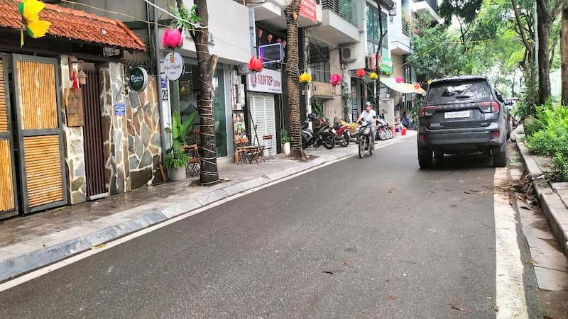 Bán nhà ngõ 690 Lạc Long Quân ngõ thông ra phố Trịnh Công Sơn